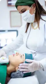 Mulher realizando tratamento estético
